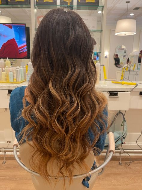 Semi tight waves with straight ends Wavy Hoco Hairstyles, Loose Wavy Curls Medium Hair, Prom Beach Waves, Soft Curls Medium Hair, Tight Waves Hair, Wavy Hairstyles For Prom, Waived Hair Styles, Simple Waves Hair, Long Wavy Hairstyles For Wedding