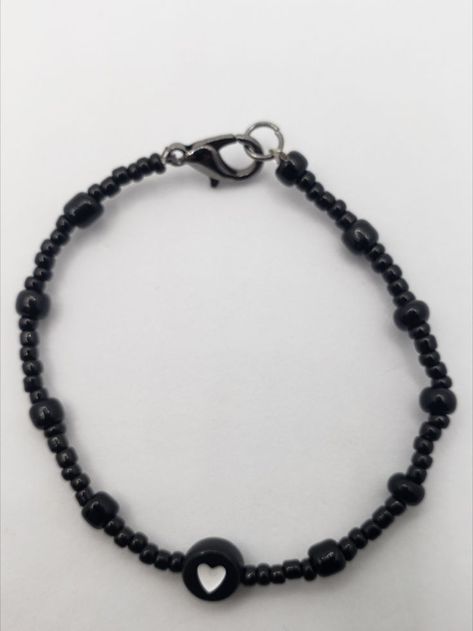 Black Braclet Ideas, Black Heart Bracelet, Black Bracelets Aesthetic, Black Bracelet Aesthetic, 5sos Bracelets, Abby Core, Poofy Dress, The Evil Eye, Black And White Heart