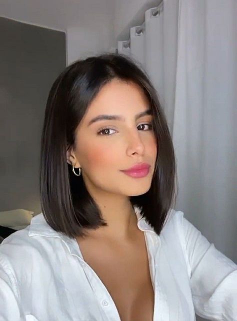 Medium Length Bob Middle Part, Choppy Bob Fine Hair Straight, Very Short Hair With Highlights, Sleek Brunette Bob, All One Length Bob Medium, Sleek Long Bob Haircut, Short Lob Haircut Straight, Outfits For Bob Hairstyles, Sleek Shoulder Length Hairstyles