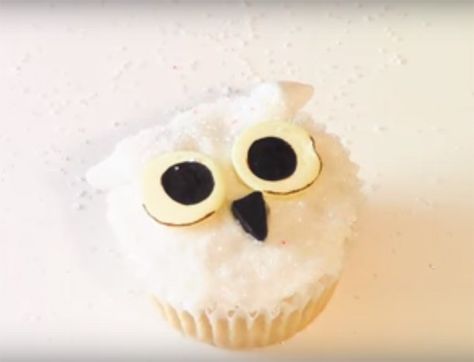 If you're a fan of Harry Potter like myself you're going to be so thrilled with what I have to share here. I came acr... Harry Potter Themed Food, Harry Potter Food Ideas, Harry Potter Dinner, Harry Potter Desserts, Harry Potter Snacks, Harry Potter Parties Food, Harry Potter Movie Night, Harry Potter Cupcakes, Hedwig Owl