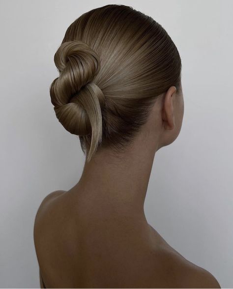 Elegant Messy Bun, Messy Bun Ideas, Bun Ideas, Hottest Haircuts, Runway Hair, Wedding Hair Up, Guest Hair, Hair Arrange, Braut Make-up