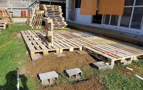 Pallet Decks, Garden Pallet Decorations, Deck Plans Diy, Pallet Patio Decks, Pallet Deck, Design Per Patio, Deck Diy, Wood Decks, Deck Plan