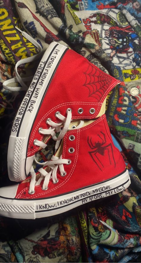 Spider Man Skateboard, Red Converse Outfit Men, Spider Man Things, Spider Man Converse, Spiderman Skateboard, Spiderman Converse, Spider Shoes, Spiderman Things, Marvel Shoes