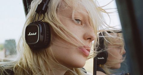 Best headphones under $100 Best Cheap Headphones, Retro Headphone, Marshall Headphones, Cheap Headphones, Headphones Aesthetic, Girl With Headphones, Sony Headphones, Cool Tech Gadgets Electronics, Gadgets Technology Awesome