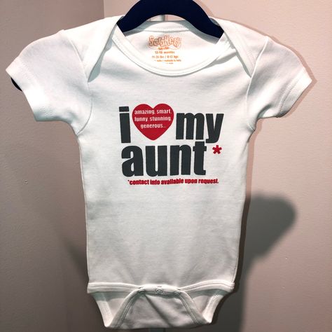 Onesie Love Aunt Aunt Baby Clothes, I Love My Aunt, Aunt Onesie, Aunt Baby, Baby Aunt, Best Aunt, Cricut Ideas, Onesies, Baby Onesies