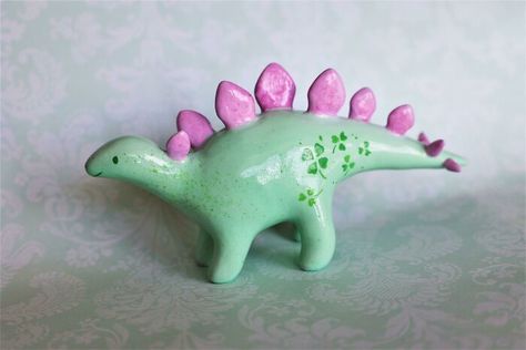 I Made This Little Pastel Green Polymer Clay Stegosaurus! Clay Projects For Kids, Advanced Ceramics, Kids Pottery, The Crafts, Cute Polymer Clay, Clay Animals, Cute Clay, Clay Art Projects, Yarn Bowl