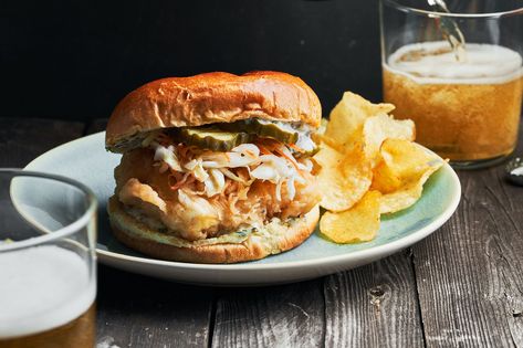 Delish Fried Fish Sandwich, Fish Sandwich Recipes, Sauce Tartare, Fish Burger, Beer Battered Fish, Fish Sandwich, Tartar Sauce, Fried Fish, Sandwich Recipes