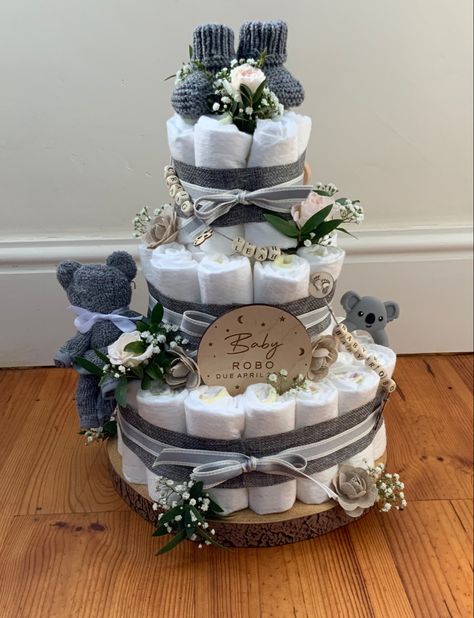 Boho Nappy Cake, Nappy Cake Ideas Diy Boy, Diy Nappy Cake, Pamper Cake Ideas, Nappy Cake Ideas Diy, Dipper Cakes Diy, Dipar Cake, Nappies Cake, Boy Diaper Cake Ideas