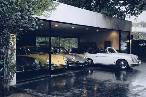 Nice Garage Interior, Vintage Car Garage, Porsche Garage, Porsche Aircooled, Classic Car Garage, Luxury Car Garage, Cars Porsche, Garage Style, Luxury Garage