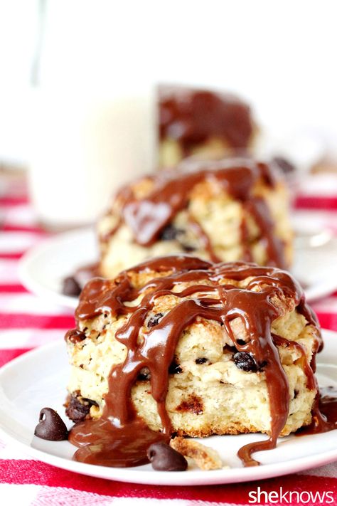 Chocolate and Nutella turn savory skillet biscuits into a decadent dessert – SheKnows Skillet Biscuits, Grand Biscuit Recipes, Pillsbury Biscuit Recipes, Biscuit Dough Recipes, Pilsbury Recipes, Chocolate Chip Biscuits, Canned Biscuit, Nutella Biscuits, Make Biscuits