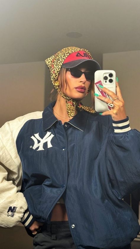 Scarf & Cap Combo #scarf #cap #bellahadid Yankees Outfit, Bandana Outfit, Look Festival, Cap Outfit, Moda Streetwear, Scarf Outfit, Bandana Styles, Looks Street Style, Mode Ootd