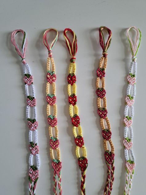 Strawberry Chain Bracelet, Friendship Bracelet Patterns Embroidery Thread, Simple Embroidery Bracelet Patterns, Friendship Bracelets Macrame, Bow Friendship Bracelet, Friendship Bracelets For Boyfriend, Strawberry Bracelet Pattern, Strawberry Friendship Bracelet, Macrame Bracelet Patterns Tutorials