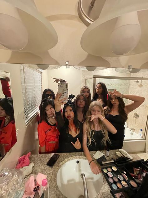 Halloween Party With Friends Aesthetic, Halloween Parties Aesthetic, Halloween Party Photoshoot, Haunted House With Friends, Halloween Group Pictures, Halloween Group Photos, Halloween Parties For Teenagers, Silly Photo Ideas, Halloween Picture Ideas With Friends