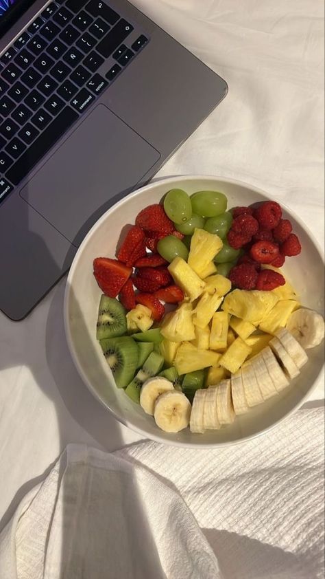 Healthy Fruit Aesthetic, Fruits Bowl Aesthetic, Fruit Salad Aesthetic Instagram, Eating Fruit Aesthetic, Helthy Girl Food, Heathy Food Aesthetics, Healthy Snacks Aesthetic, Fruit Bowl Aesthetic, Frutas Aesthetic