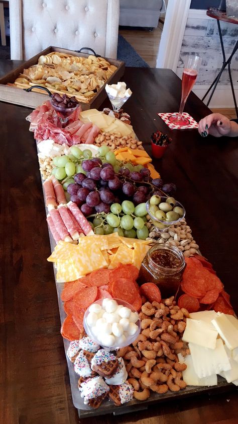 Cheese salami platter Baby Shower Finger Foods, Baby Shower Food Ideas, Shower Food Ideas, Fest Mad, Food And Snacks, Decorações Com Comidas, Charcuterie Platter, Party Food Platters, Charcuterie Recipes