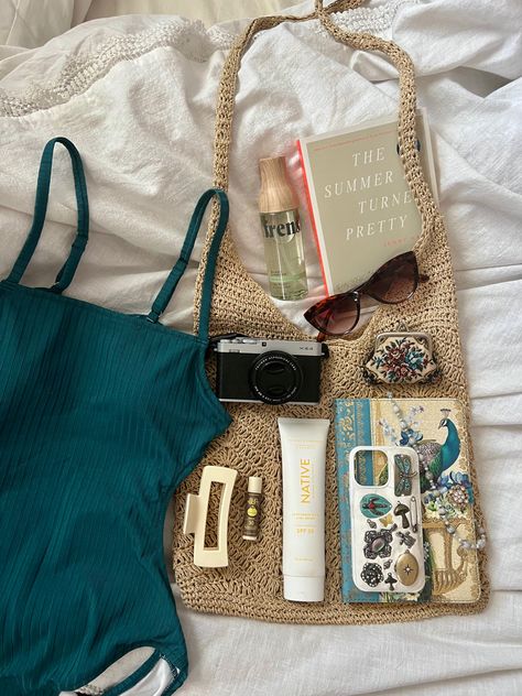 Summer aesthetic beach bag with swimsuit, sunglasses, and other aesthetic beach day items. What To Pack For Beach Day, Bag For Beach Summer, Whats In My Bag Beach, Summer Car Bag, Whats In My Beach Bag Summer, Beach Bag Necessities, Summer Beach Essentials, Whats In My Bag Summer, What's In My Beach Bag