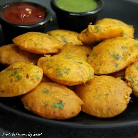 Aloo Pakoda Recipe Aloo Pakoda Recipe, Aloo Pakoda, Aloo Bhaji, Aloo Pakora, Potato Fritters Recipe, Pakoda Recipe, Pakora Recipe, Healthy Sandwich Recipes, Aloo Recipes