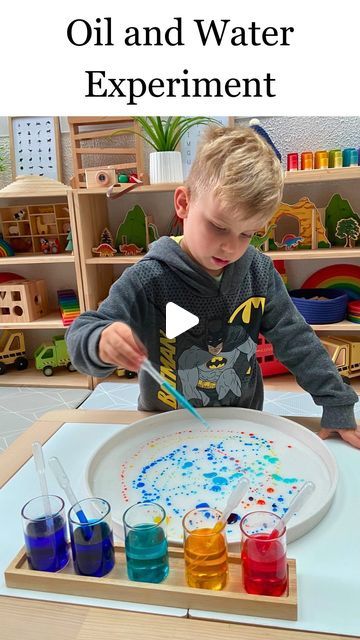 Anthea | Early Learning Play on Instagram: "•OIL AND WATER EXPERIMENT• 

Did you know that Oil is less dense than water, therefore this means they cannot mix together?!?!

Let’s create a Oil and Water experiment 🧪 💧 🧫 

You will need: 
🧪 Tray 
💧 Food Colouring 
🧫 Pipettes 
🧪 Baby Oil
💧 Small Jars
🧫 Water 

Instructions:
🧪 STEP 1: Add 2 drops of food colouring into your small jars 
💧 STEP 2: Pour the baby oil into the tray, covering the whole surface
🧫 STEP 3: Place Pipettes into each jar
🧪 STEP 4: Let your child explore by using the pipettes to transfer the coloured water onto the oil surface! 

⭐️ Tray from @gusandmabel.co 
💡 Idea from @our.tiny.moments 
•
•
•
#science
#scienceexperiment
#toddlerscience 
#learningthroughplay
#earlylearningplay
#sensoryplay 
#messyplay
#senso Oil And Water Experiment, Water Science Experiments, Water Experiments, Science For Toddlers, Oil And Water, Playroom Organization, Food Colouring, Messy Play, Montessori Toddler