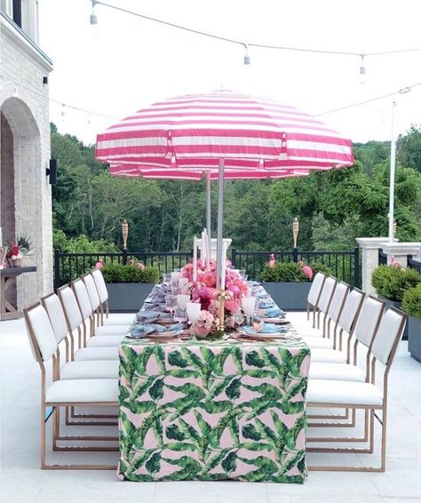 The most fun summer dinner party inspired by the Beverly Hills Hotel. We love how @laurynprattes mixed different patterns and added pops of… Palm Springs Party Decor, Hotel Pool Party, Palm Springs Party, Palm Springs Decor, Summer Dinner Party, Troop Beverly Hills, The Beverly Hills Hotel, Palm Springs Bachelorette, Beverly Hills Houses