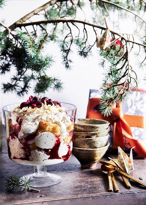 Australian Christmas Desserts, Christmas Trifle Recipes, Raspberry Trifle, Christmas Tree Colour Scheme, Christmas Trifle, Contemporary Christmas Trees, Aussie Christmas, Homes To Love, Australian Christmas