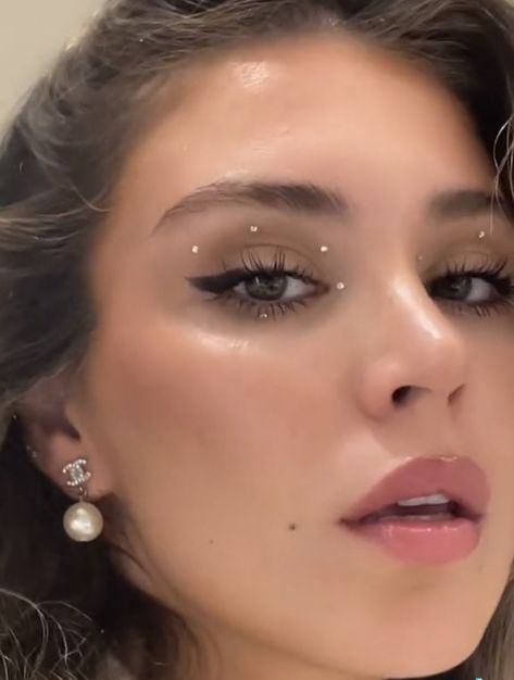 Simple Eye Gem Looks, Rave Gems Face, Face Gem Makeup Looks, Euphoria Gem Makeup, Makeup Gems Rhinestones, Gems On Eyes Makeup, Make Up With Rhinestone, Eye Makeup With Gems Rhinestones, Gem Face Makeup