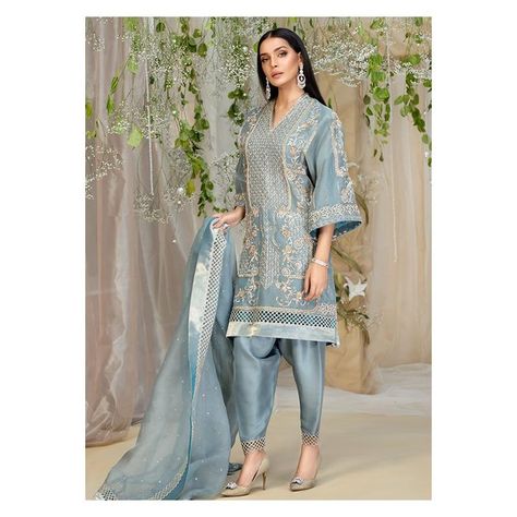 137 Likes, 1 Comments - FARIDA HASAN (@faridahasanonline) on Instagram: “When traditional meets modern chic. Intricate Dabka and Pearl embroidery on a soft Tissue box style…” Farida Hasan, Latest Punjabi Suits, Traditional Meets Modern, Punjabi Outfits, Pearl Embroidery, Indian Designer Suits, Ladies Blouse Designs, Desi Clothes, Silk Bottoms