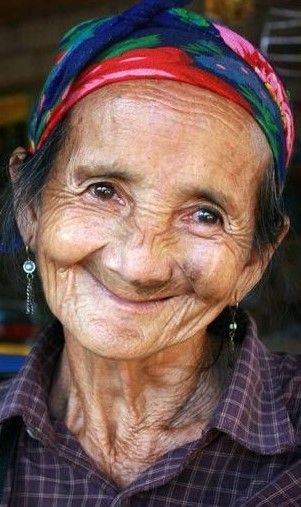 Não sei explicar,mas me sentir feliz,si de ver essa velhinha sorrindo. 얼굴 드로잉, Old Faces, Ageless Beauty, Old Woman, Many Faces, Old People, People Of The World, Interesting Faces, Happy People