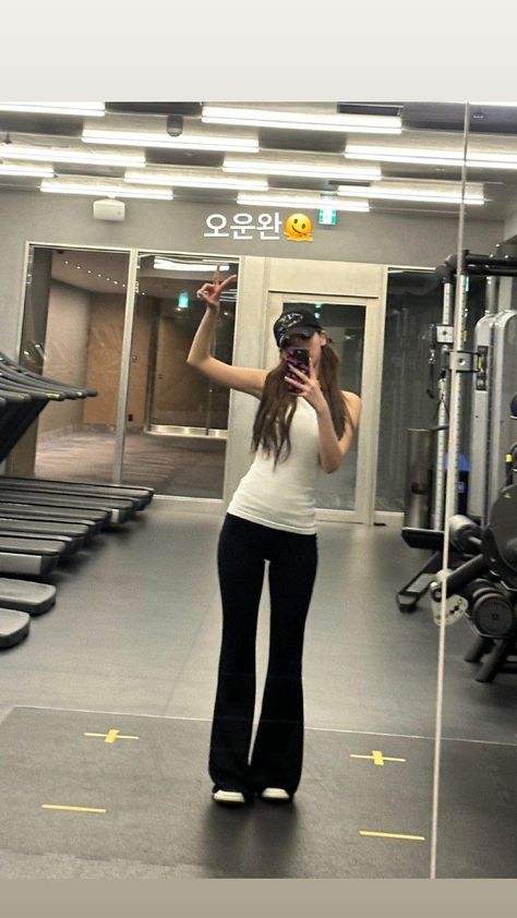 LE SSERAFIM | HYBE × SOURCE MUSIC, [7 дек. 2023 в 6:57 PM] 🕊 #Instagram #Chaewon › _chaechae_1 insta stories: — finished workout today/закончила сегодня тренировку🫠 — 🤦‍♀ 🕊 @LESSERAFIM_NEWS 🕊 Korean Fits, Girls F, Body Hacks, Blue Flames, Girl Guides, Popular Videos, Kpop Outfits, Dance Outfits, Healthy Body