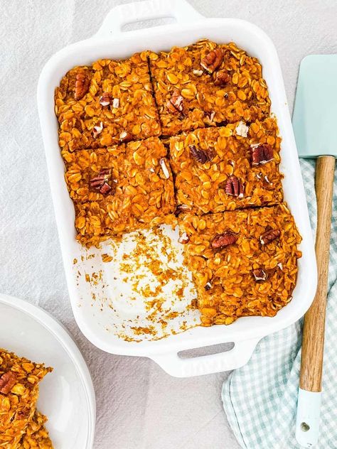 This Weight Watchers friendly Pumpkin Baked Oatmeal is the perfect low point breakfast for anyone following the WW plans. Just 5 Points per GENEROUS slice it is filling and tasty and easy to make. #weightwatchersbreakfast #weightwatchers #wwrecipes #ww #bakedoatmeal #wwpumpkinspice Ww Plans, Pumpkin Baked Oatmeal, Weight Watchers Pumpkin, Oatmeal Creme Pie, Baked Oatmeal Healthy, Weight Watchers Plan, Pumpkin Breakfast, Weight Watchers Recipes Desserts, Pumpkin Spice And Everything Nice