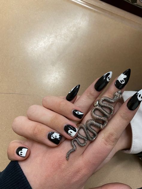 Bf And Gf Matching Nails Halloween, Couples Halloween Nails, Matching Nails Couples Black, Couples Matching Halloween Nails, Halloween Couple Nails, Matching Nails Boyfriend And Girlfriend, His And Her Nail Designs, Matching Halloween Nails With Boyfriend, Matching Nails With Boyfriend Halloween