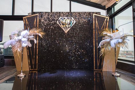 Great Gatsby Stage Decor, Great Gatsby Balloon Backdrop, Black And Gold Stage Decor, Great Gatsby Theme Decor, Great Gatsby Party Backdrop, Over The Top Wedding Decor, Great Gatsby Backdrop Ideas, Great Gatsby Themed Party Decorations, Roaring 20s Backdrop