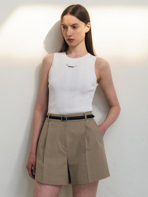 This garment is a pair of high-waisted shorts designed with a unique pleated structure that mimics the appearance of a skirt. The shorts are made from a smooth fabric, displaying a clean and polished finish. They feature a subtle overlap at the front, enhancing the illusion of a skirt with the practicality of shorts. Additionally, the neutral shade adds versatility, making it easy to pair with various top styles and colors.- The design includes discreet side pockets and a hidden zipper closure that maintain the item's streamlined look.- Decorative belt loops allow the option of accessorizing with a belt to cinch the waist or add a stylish accent.- These shorts are ideal for both casual and semi-formal outfits, offering a blend of comfort and elegance. Beige Shorts Outfit, Semi Formal Outfits, Outfit Primavera, Beige Shorts, Shorts Outfits, Formal Outfits, Linen Set, Designer Shorts, Formal Outfit