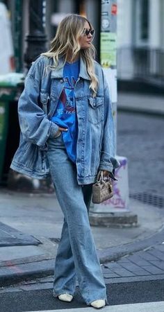 Milan Outfits, Denim On Denim Outfit, Street Style 2023, Stylish Street Style, Double Denim Looks, Denim Street Style, Look Jean, Jeans Street Style, Milan Street Style