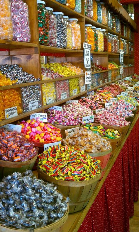 Candy store display Aesthetic Candy, Candy Store Design, Candy Store Display, Candy Room, Grocery Store Design, Candy Display, Old Fashioned Candy, Bells Christmas, Christmas Memories