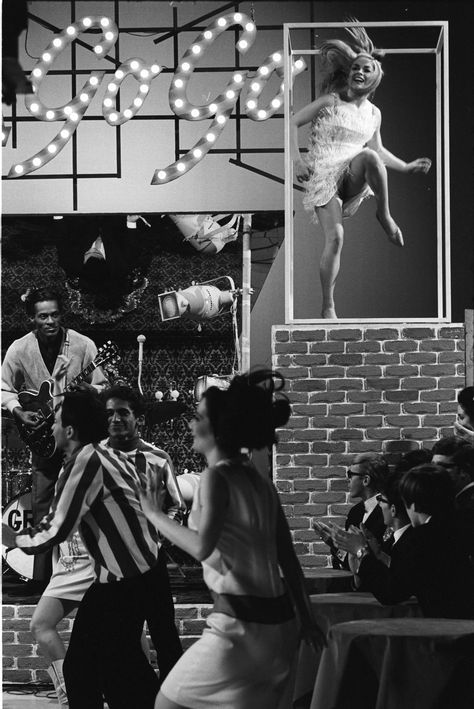 Chuck Berry on Hullabaloo, 1965 Go Go Dancing, Go-go Girls, Eclectic Music, Gogo Girl, Vintage Dance, Gogo Dancer, Lauren Hutton, Swinging Sixties, Chuck Berry