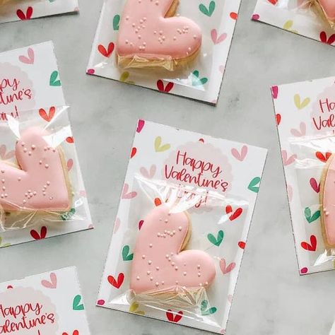 Kristy | Cookie Artist on Instagram: "Valentine's day was always my favorite day in school! We aren't allowed to exchange this year, but this sweet teacher wanted to make sure the kids received a little something! Are your kiddos exchanging Valentine's this year? . . #valentinesdaycookies #heartcookies #valentinecookiecards #valentinesday #sugarcookies #decoratedcookies #occookies #orangecountycookies #anaheimhillscookies #anaheimhills" Cookie Valentines Printable, Teacher Cookies, Cookies Shop, Valentines Cookie, Valintines Day, Baking Business, Valentines Day Cookies, Heart Cookies, Valentine Cookies