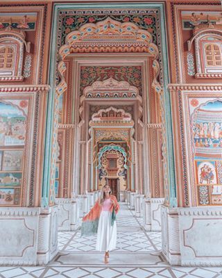 I absolutely love Jaipur. The ‘Pink City’ (though lets be honest, it’s more of a peachy orange) features so many beautiful spots. This is the Patrika Gate, the ninth and most significant city gate, and the most Instagrammed spot in Jaipur! It’s easy to see why. It’s sheer beauty and the intricacy of the artwork is humbling, it completely stopped me in my tracks. I got up at 6am this morning to explore the city before the heat and the crowds and it was so worth the extra effort 💫:two_hearts Udaipur Outfits, Prerna Malhan, Wanderers Hub, Rajasthan Trip, Indian Fits, Jaipur Travel, Mysore Palace, Amer Fort, Travel Pose