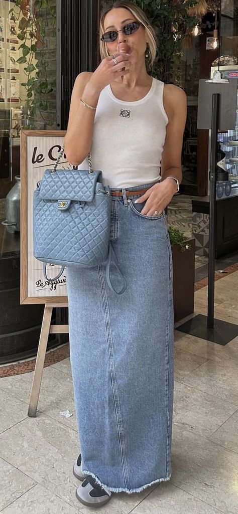 Summer Maxi Skirt Outfits, Skirt Outfits Maxi, Denim Maxi Skirt Outfit, Maxi Skirt Outfit Summer, Street Style 2023, Maxi Skirt Outfit, Skirt Outfit Summer, Samba Outfit, Looks Jeans