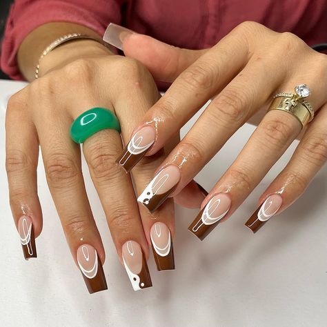 Simple Brown And White Nails, Receptionist Nail Ideas, Sassy Nails Designs Classy, Brown White And Gold Nails, Nails With Brown Design, White And Brown Nails Design, Brown And White Nail Ideas, Brown Nails With White Tips, Brown And White Acrylic Nails