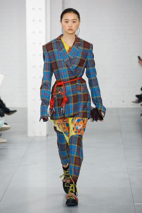 The complete House of Holland Fall 2018 Ready-to-Wear fashion show now on Vogue Runway. Tartan Fashion, Dolly Fashion, Lesbian Fashion, 2018 Runway, House Of Holland, Quirky Fashion, Vogue Fashion, Fashion 2018, Fashion Show Collection