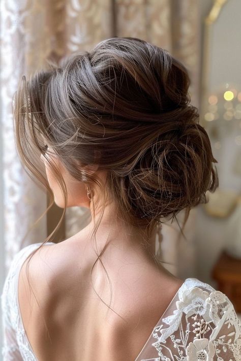 Stay chic with these 25 wedding hairstyles for medium-length hair bridesmaids. These modern styles will keep your bridal party looking stylish. Visit our website to explore chic wedding hairstyles! Volume Bridal Hair, Beachy Wedding Hair, Chic Wedding Hairstyles, Hair Growth Remedies, Hair Bridesmaids, Cute Wedding Hairstyles, Winter Hair Trends, Wedding Hair Trends, Hair Moisturizer