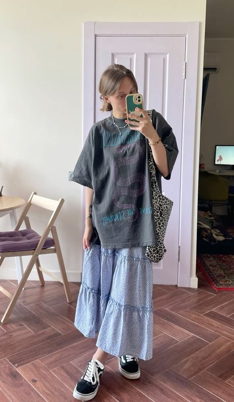 Summer Fits Aesthetic 2024, Oversize Shirt Outfits Women Casual, Outfits 00s Style, Boy Outfits Summer, Campus 00, 1950s Vintage Fashion, Long Flared Skirt, 00s Style, Mode Grunge