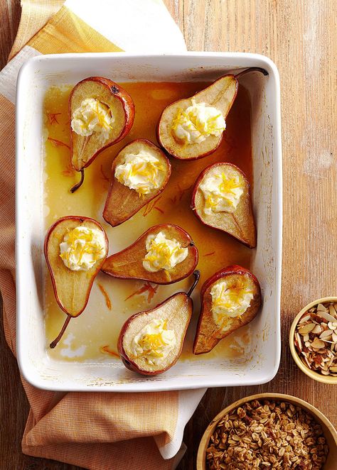 Roasted Breakfast Pears Roasted Pears, Healthy Make Ahead Breakfast, Christmas Brunch Recipes, Christmas Breakfast Recipe, Healthy Brunch Recipes, Baked Pears, Roasted Pear, Healthy Brunch, Pear Recipes