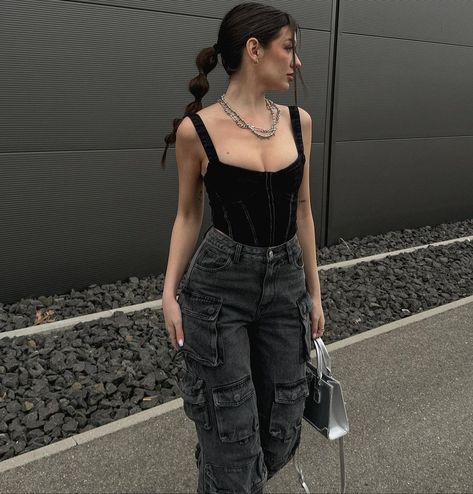 Cargo Jeans Outfit Women, Cargo Jeans Outfit, Black Dress Aesthetic, Black Top Outfit, Black Hair Aesthetic, Minimalist Dress, Zara Black Dress, Jeans Outfit Women, Hair Aesthetic