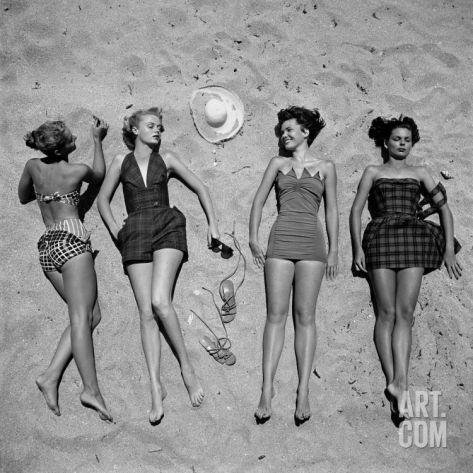 Four Models Showing Off the Latest Bathing Suit Fashions While Lying on a Sandy Florida Beach Photographic Print by Nina Leen at Art.com Four Women, Mode Retro, Mode Costume, Fotografi Vintage, Adored Vintage, Look Retro, Vintage Fashion Photography, 1950s Style, Vintage Swimsuits