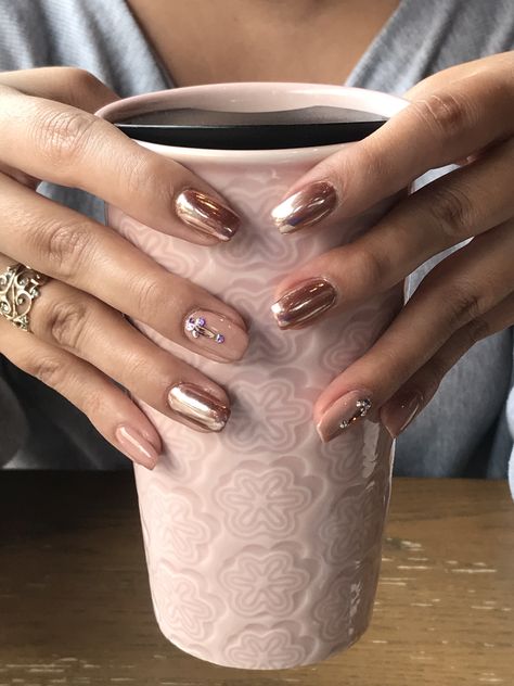 Gold Nail Dip Powder, Champagne Dip Powder Nails, Fall Nails Dip Powder Chrome, Nude And Chrome Nails, Chrome Rose Gold Nails, Rose Gold Dip Nails, Rose Gold Chrome Nails Designs, Rose Gold Pedicure, Gold Dip Nails