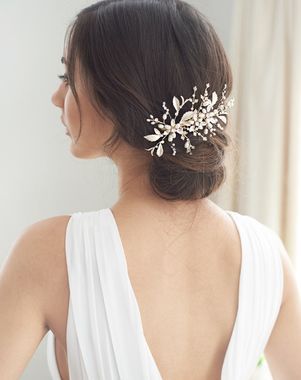 Bridal Side Bun, Hair Pieces Bridal, Side Buns, Hawaiian Hairstyles, Pearl Bridal Comb, Vintage Bridal Hair, Classic Wedding Hair, Bridal Hair Combs Pearl, Bridal Hair Updo