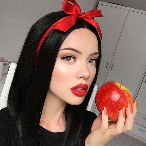 Snow White Makeup, Snow White Halloween Costume, Snow White Costume, Creepy Halloween Makeup, White Halloween, Trendy Halloween Costumes, Trendy Halloween, Halloween Makeup Looks, Dipbrow