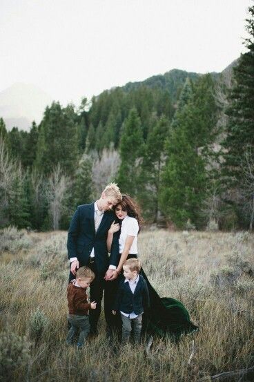 outdoor mountain winter photo ideas family pictures photos families photography Family Portrait Outfits, Winter Family Photos, Family Photo Ideas, Family Christmas Pictures, Outdoor Family Photos, Fall Family Pictures, Family Inspiration, Winter Family, Family Picture Outfits