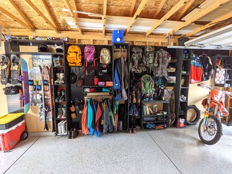 Adventure Storage Wall, Camping Gear Wall Storage, Camping Garage Storage, Outdoor Sports Storage Ideas, Mtb Gear Storage, Garage Outdoor Gear Storage, Storage For Outdoor Gear, Pegboard Gear Wall, Diy Gear Wall